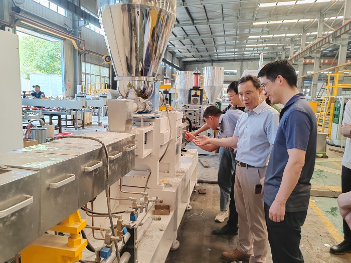 桐城市委副书记、市长刘存磊一行领导莅临武汉现代精工，共探塑料包装产业新发展
